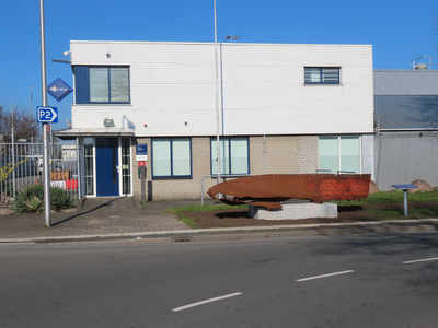 912471 Gezicht op het Ketenbeslaghuis van de Politie Utrecht (Schaverijstraat 3) te Utrecht, met op de voorgrond het op ...